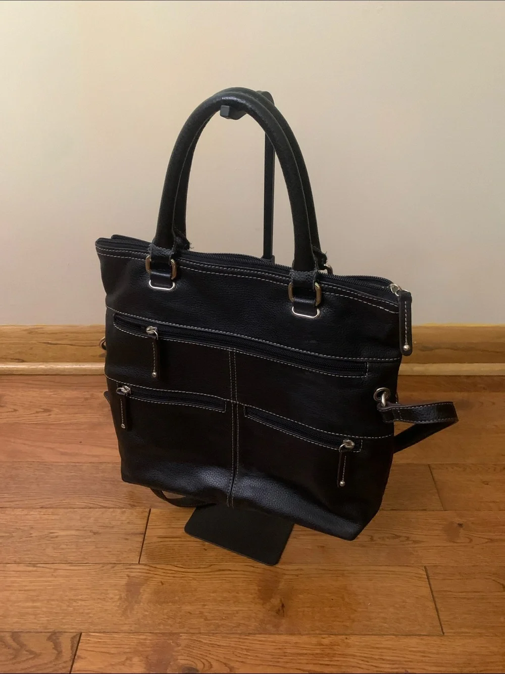 Classic Black Leather Tote with Detachable Strap Tignanello 624